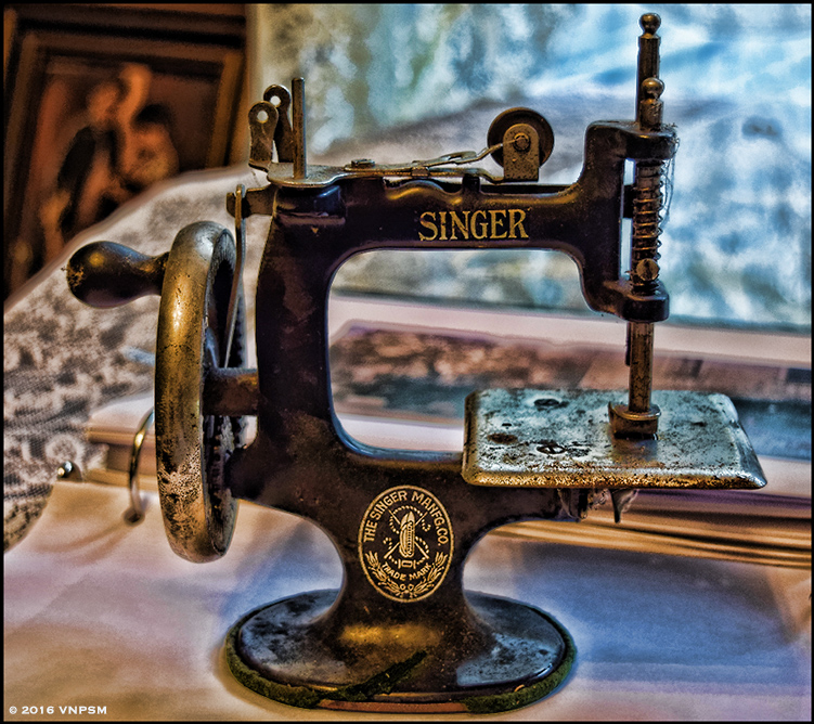 mini singer sewing machine width=